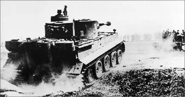 Тигры 505го тяжелого танкового батальона идут в атаку 5 июля 1943 года - фото 82