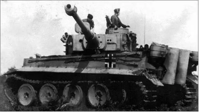 Один из тигров 502го тяжелого танкового батальона Лето 1943 года Обращает - фото 85