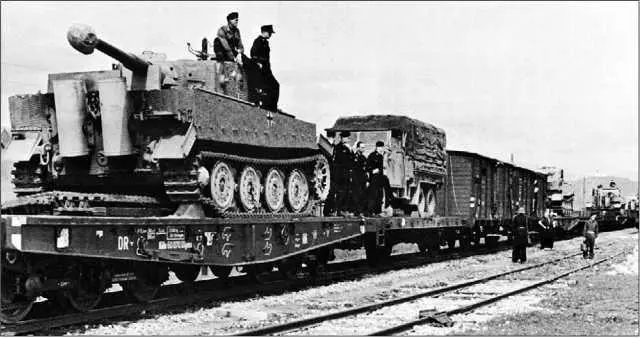Танки дивизии Великая Германия прибывшие в Литву Август 1944 года К этому - фото 97