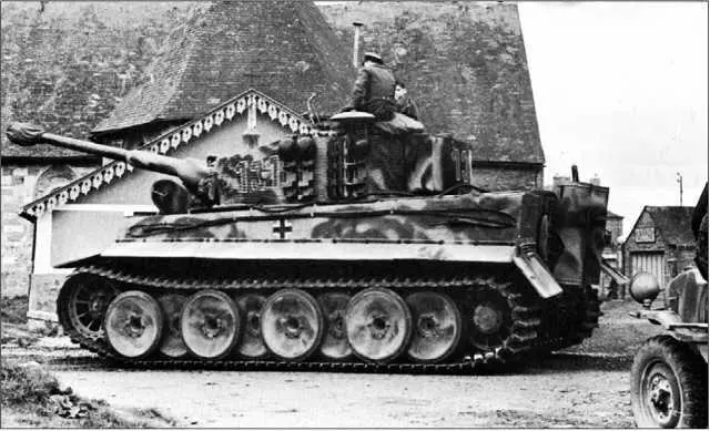 Тигр 101го батальона СС во время марша к линии фронта Франция июнь 1944 - фото 106