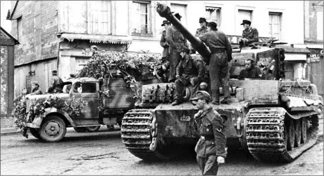Один из тигров 3й роты 503го тяжелого танкового батальона во время боев в - фото 109