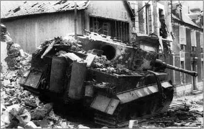 Один из тигров 101го тяжелого танкового батальона СС подбитый на улице - фото 115
