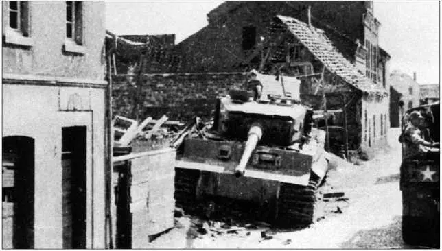 Еще один подбитый Тигр из роты Хуммель 25 февраля 1945 года в городке - фото 137