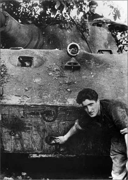 Немецкий танкист демонстрирует вмятины на нижнем лобовом листе корпуса - фото 196