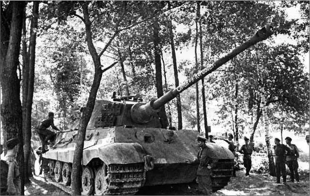 На стволе танка 502 надпись Слава кну Коробову Эту машину сегодня можно - фото 207