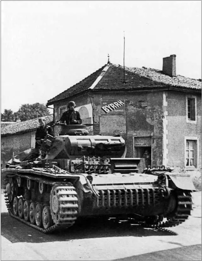 Живое воплощение блицкрига PzIII AusfE на дорогах Франции Май 1940 года - фото 4
