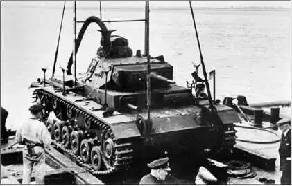 Начало испытаний Tauchpanzer III танк поднимают краном для последующего - фото 56