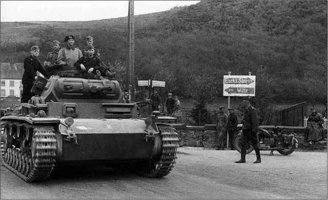 Поход на Запад начался Pz Bf Wg III Ausf D1 из группы Клейста возглавляет - фото 59