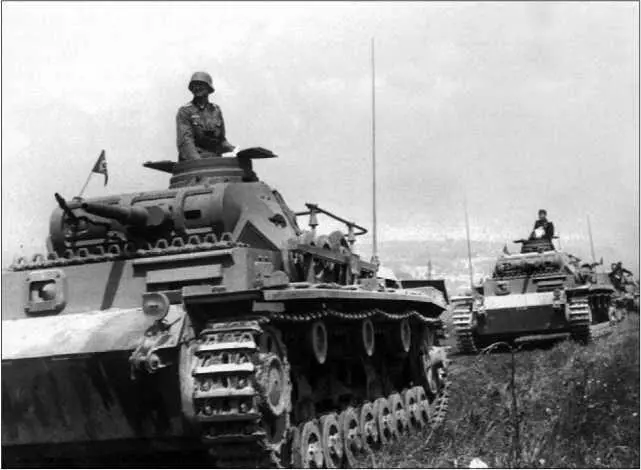 Командирские машины PzBfWgIII AusfD1 во главе немецкой бронетанковой - фото 65