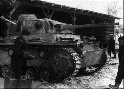 Загрузка 50мм выстрелов в танк PzIII AusfJ Восточный фронт зима 1943 года - фото 97