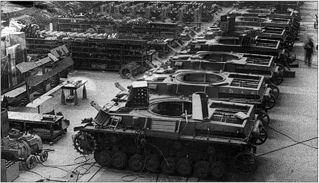 Сборка танков PzIV AusfG в цеху завода NibelungenWerk в апреле 1943 года - фото 142