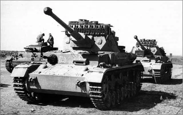 Танки PzIV AusfF2 Panzer IV Special готовые к маршу по ливийской пустыне - фото 182