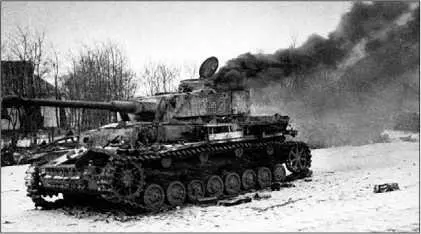 Горящий танк PzIV AusfH Восточный фронт зима 1944 года Немецкая - фото 194