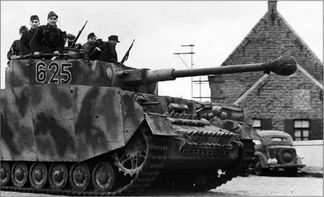 PzIV AusfJ проезжает по деревенской улице Франция 1944 год Судя по - фото 198