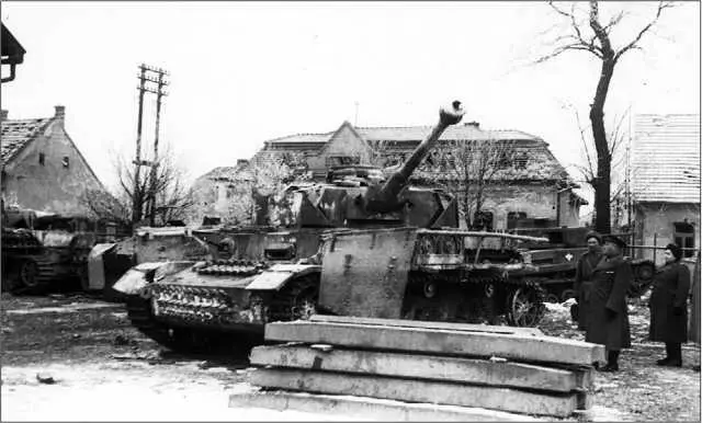 PzIV AusfJ захваченный в г Тата Венгрия март 1945 года На машине - фото 201