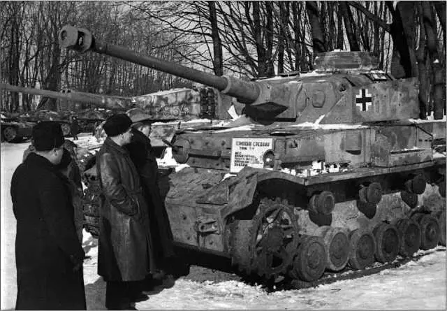 Посетители выставки трофейной техники осматривают танк PzIV AusfH Киев 1945 - фото 211