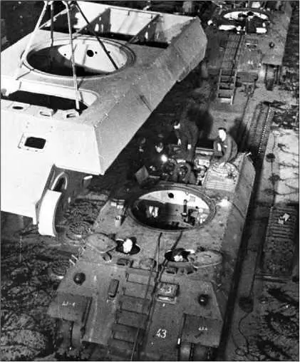Первые серийные пантеры на сборочной линии фирмы MAN 1943 год вверху - фото 218