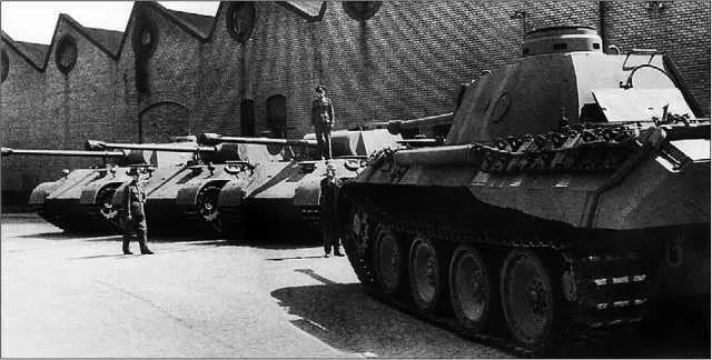 Новенькие пантеры во дворе фирмы MAN Май 1943 года AusfD Танки - фото 223