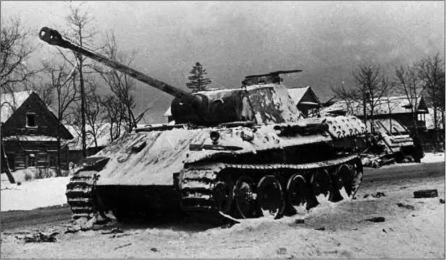 Вверху подбитая Пантера AusfA 1й Украинский фронт декабрь 1943 год - фото 289