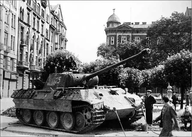 Пантера варианта А подбитая на улице Львова Июль 1944 года Об этом - фото 294