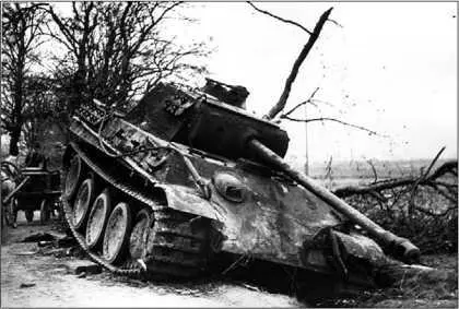 Танк модели G подбитый советской артиллерией в районе Шауляя 1944 год - фото 306