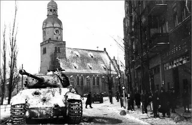 Пантера AusfG подбитая на улицах Познани в январе 1945 года Обращают на - фото 313