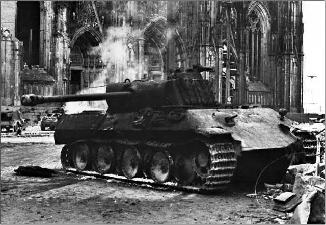 Пантера AusfA догорающая на площади перед Кельнским собором 1945 год - фото 316