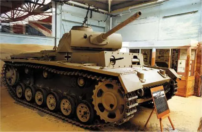 Panzer III AusfL вверху и Panzer III AusfN внизу в экспозиции - фото 323