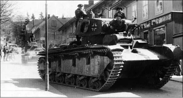 Многобашенный танк NbFz на улицах Осло Апрель 1940 года Следующий за NbFz - фото 37