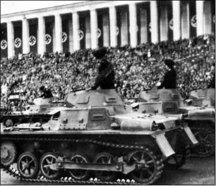Легкие танки PzI AusfA на одном из первых парадов Вермахта в 1934 году - фото 50