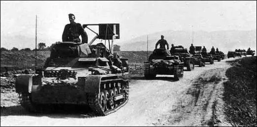 Колонна боевых машин 58го инженерного батальона Франция май 1940 года Во - фото 77