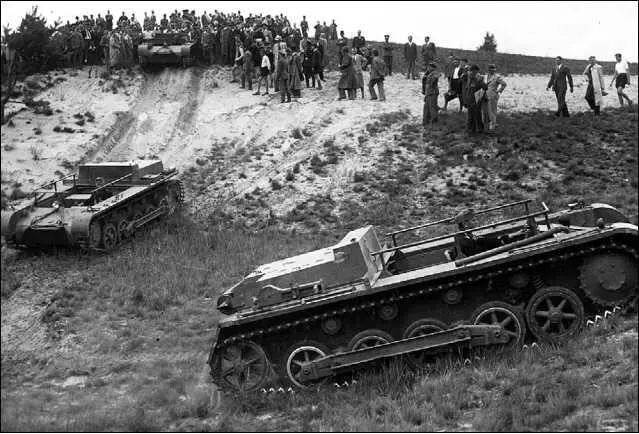 Учебные танки PzI AusfB во время демонстрационных заездов 1936 год По - фото 79