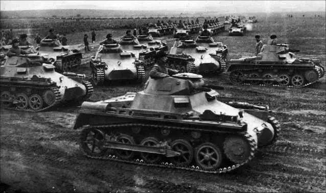 Легкие танки PzI AusfA одной из первых танковых дивизий Вермахта на учениях - фото 83