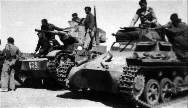 На фото вверху танки PzI и Т26 испанского Иностранного легиона На нижнем - фото 84