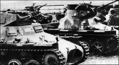 На фото вверху танки PzI и Т26 испанского Иностранного легиона На нижнем - фото 85