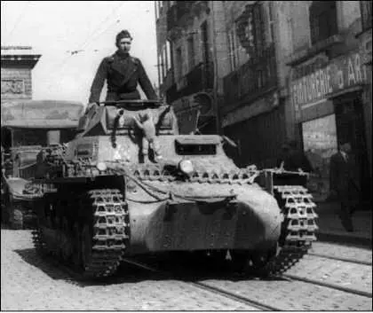 PzI AusfB на улице Парижа Июнь 1940 года фото вверху Командирский танк - фото 93