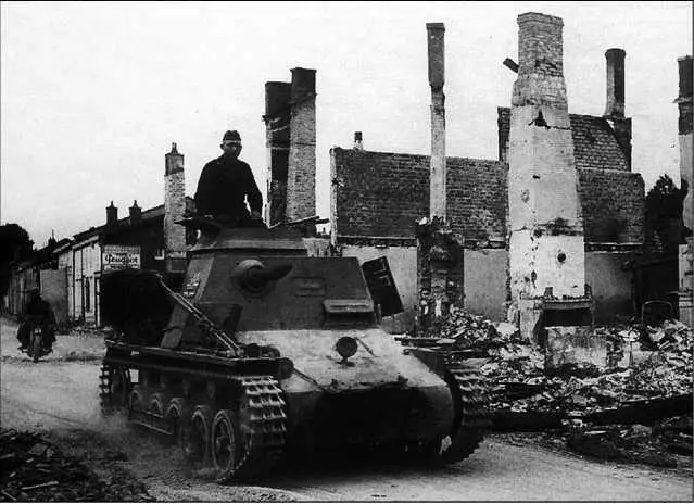 PzI AusfB на улице Парижа Июнь 1940 года фото вверху Командирский танк - фото 94