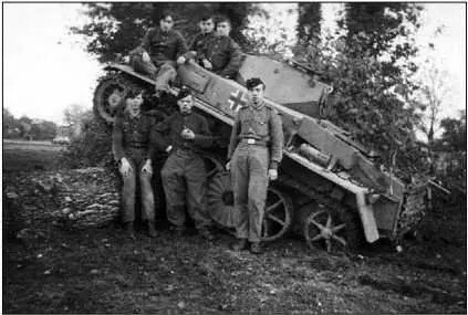 Легкие танки PzI AusfC во дворе завода фирмы KraussMaffei вверху и в одном - фото 101