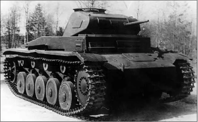 Вверху заправка топливом танка PzII во 2й танковой бригаде После Польской - фото 117