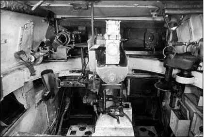 Интерьер боевого отделения танка Luchs вид на переднюю часть башни Справа - фото 159