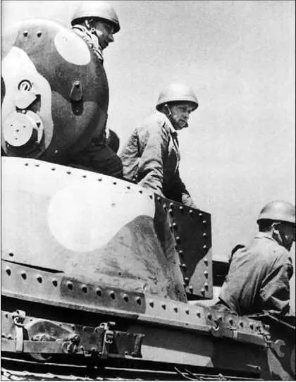 Вверху экипаж танка LT vz35 На танкистах не каски а защитные шлемы из - фото 187