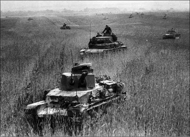 Pz35t возглавляет атакующие танки 6й танковой дивизии Франция 1940 год - фото 195