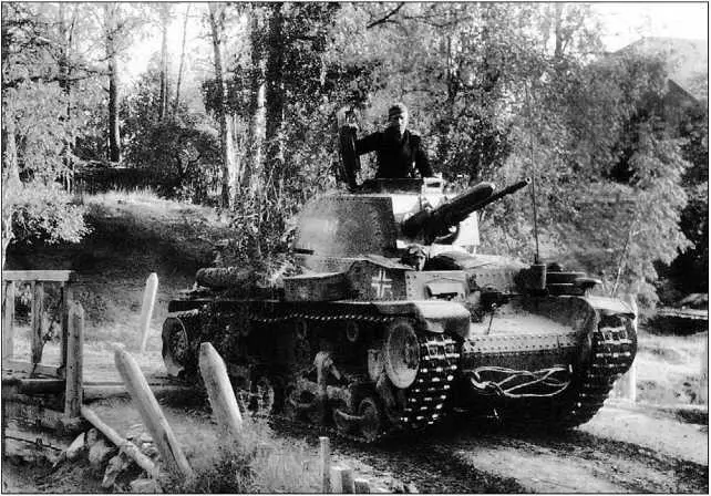 Первые километры по советской земле танк Pz35t 6й танковой дивизии - фото 197
