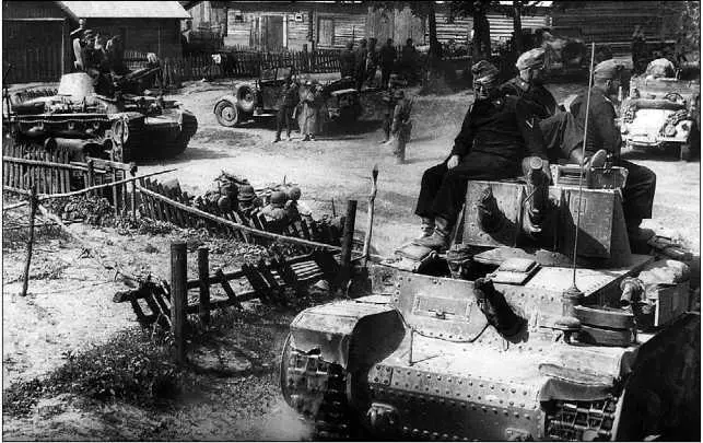 Подразделение 6й танковой дивизии на привале в литовской деревне Июль 1941 - фото 199