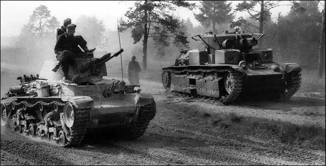 Pz35t на марше На втором плане брошенный экипажем советский средний танк - фото 200