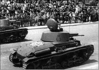Легкие танки R2 во время парада в Бухаресте Октябрь 1941 года На крыши МТО - фото 209