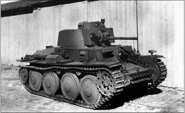 Легкий танк Pz38t AusfE или F во дворе завода фирмы ВММ Обращает на себя - фото 223