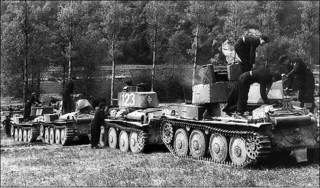 Вверху колонна танков Pz38t из 7й танковой дивизии на привале Франция - фото 251