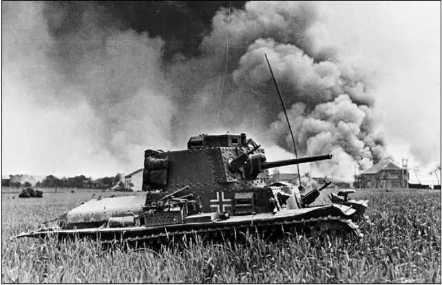 Вверху колонна танков Pz38t из 7й танковой дивизии на привале Франция - фото 252