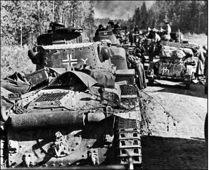 Вверху Поход на Восток начался Колонна танков Pz38t 7й танковой дивизии - фото 257